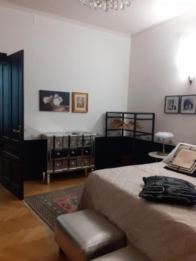 La Casa Di Gatsby Lusso In Pieno Centro Con Parcheggio Apartment Гориция Екстериор снимка